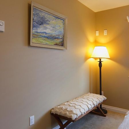 Lovely J Home -Stunning River View Cozy Two Bedroom Private Suite Нью-Вестмінстер Екстер'єр фото
