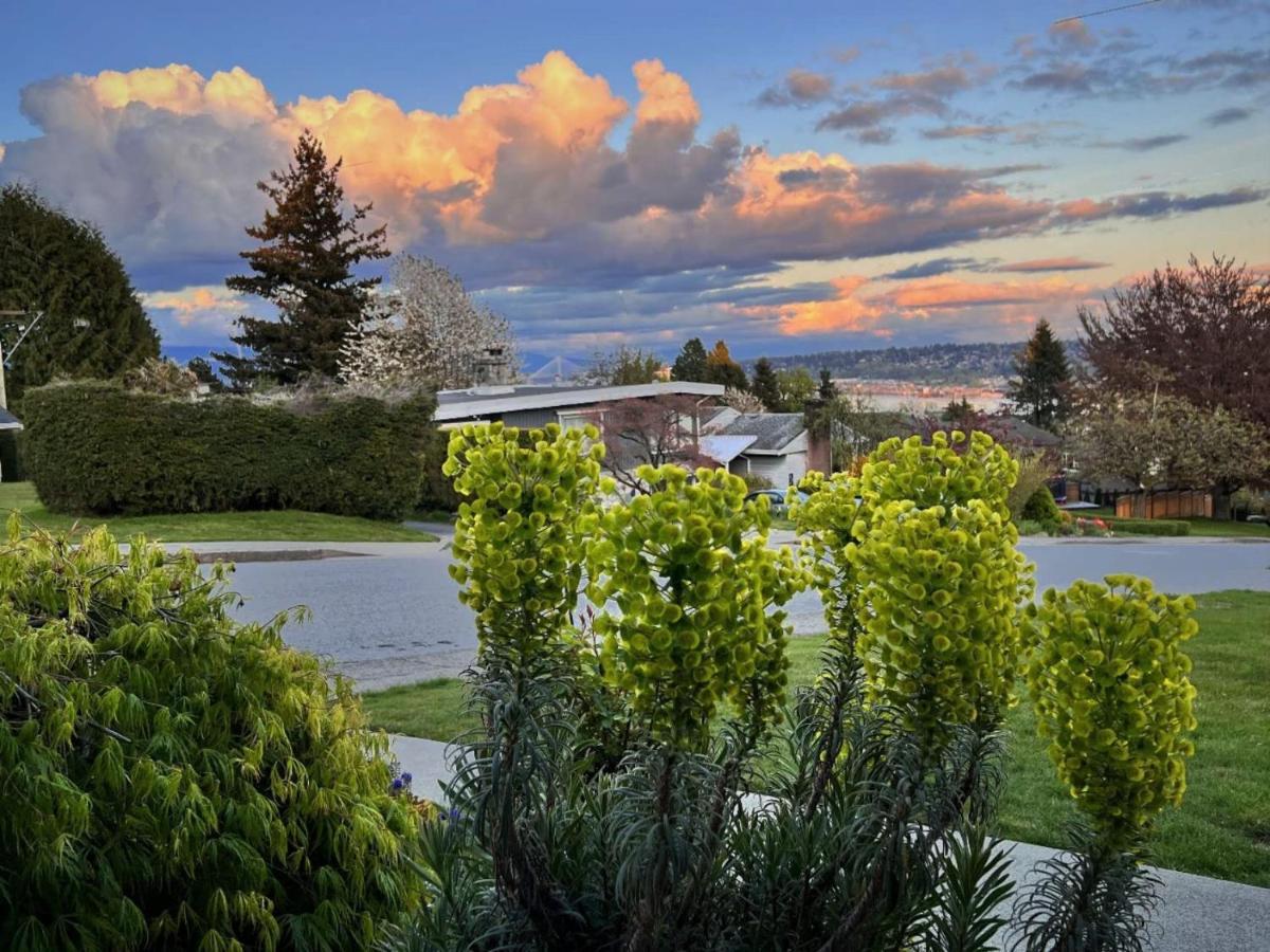 Lovely J Home -Stunning River View Cozy Two Bedroom Private Suite Нью-Вестмінстер Екстер'єр фото